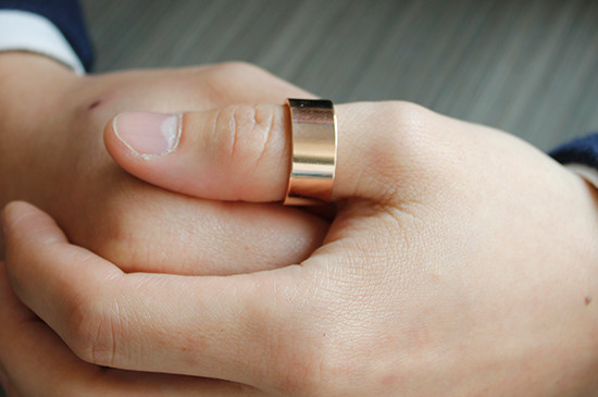 戒指的戴法和含义有5种:小指,左手小指意为不婚族,右手小指意为不恋爱
