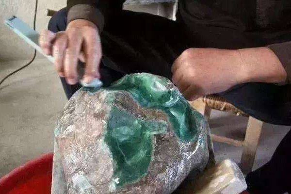 翡翠原石是如何进行加工的 翡翠原石手工雕和机雕哪个好