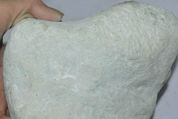 翡翠原石一公斤的价格是多少_翡翠原石100kg价格