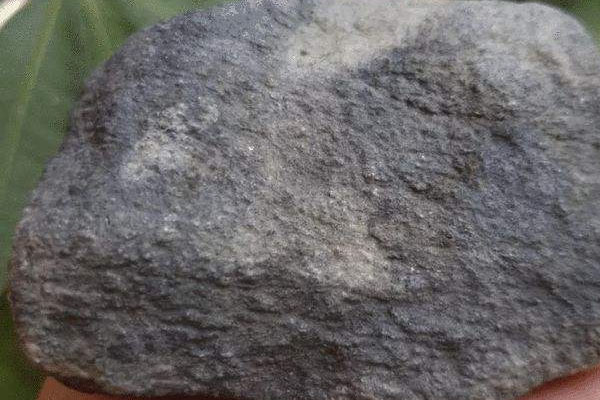 翡翠原石不同皮壳的表现_翡翠原石皮壳怎样看