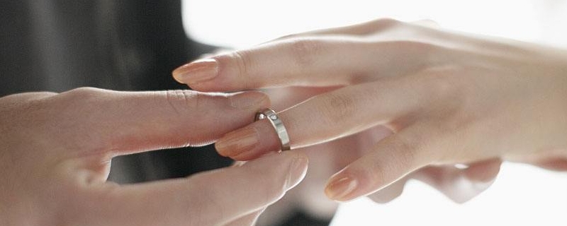 离婚单身女戒指戴法图片