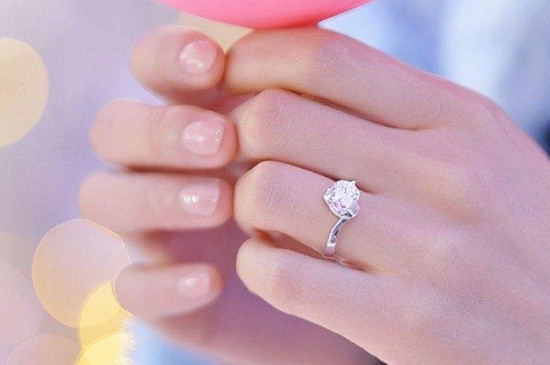 象征着纯洁,忠诚的爱情与婚姻;2,右手无名指,右手无名指戴戒指代表的