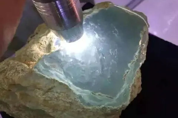 什么样的翡翠原石最有收藏价值 哪种翡翠原石最值得玩