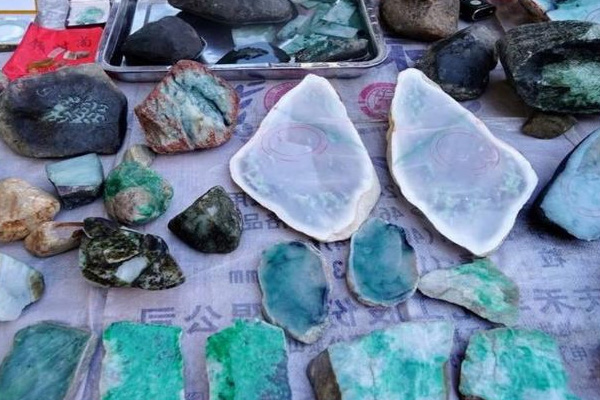 黑翡翠原石价格多少 内蒙古自治区有翡翠原石吗