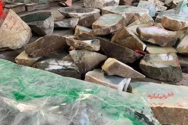 国内有哪些翡翠原石交易市场 哪里可以买缅甸翡翠原石-第2张图片-趣盘玩